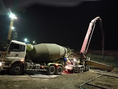 天工公司土建十五部陜煤研究院項(xiàng)目?jī)身?xiàng)單體工程筏板基礎(chǔ)混凝土澆筑完成