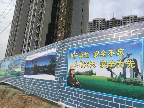 “在這里 看文明”——工地圍擋“穿新衣”