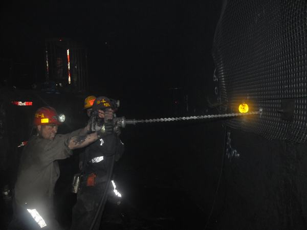 掘進(jìn)公司推進(jìn)百日安全活動(dòng)“穩(wěn)、準(zhǔn)、狠”