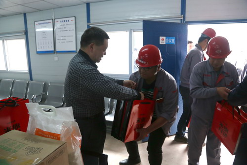 陜煤集團總經(jīng)理助理、建設(shè)集團聯(lián)合黨委書記、董事長寧興剛一行深入基層慰問一線員工