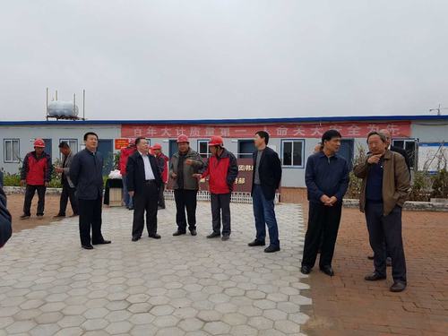 陜煤集團總經(jīng)理助理、建設(shè)集團聯(lián)合黨委書記、董事長寧興剛一行蒞臨韓城分公司榆北煤業(yè)公司小保當?shù)V施工現(xiàn)場和大家一起過中秋