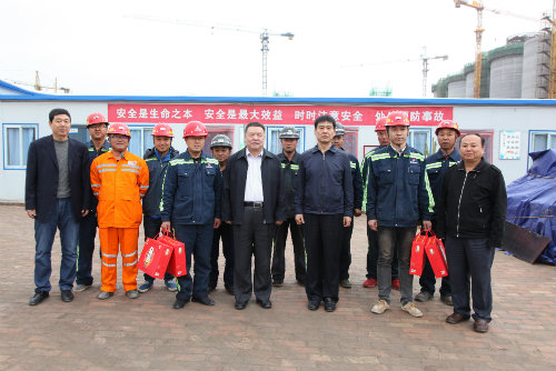 到一線，送祝福，鼓干勁