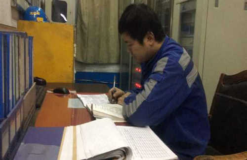 扎根毛烏素沙漠  書(shū)寫(xiě)無(wú)悔人生