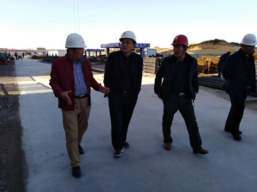 恒源集團公司黨委書記、監(jiān)事長王勝勇一行蒞臨天工公司小保當(dāng)選煤廠末煤倉工地考察