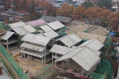 頂風(fēng)冒雨忙施工  爭分奪秒趕工期
