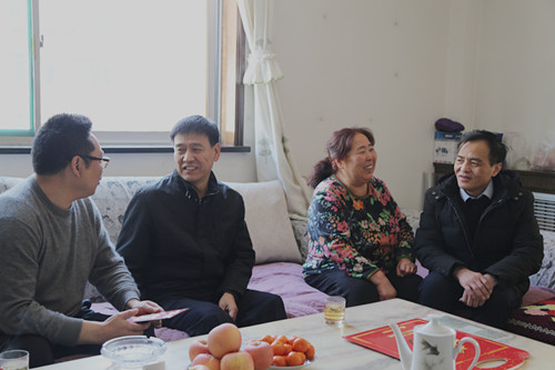 建設(shè)集團(tuán)聯(lián)合黨委副書記、紀(jì)委書記、工會主席侯本英走訪慰問機(jī)電安裝公司困難職工