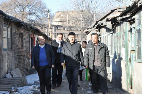 建設(shè)集團(tuán)聯(lián)合黨委副書記、紀(jì)委書記、工會主席侯本英 為韓城分公司困難職工送來春節(jié)祝福