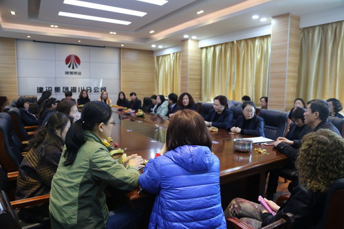 春風(fēng)映紅桃花面  歲月巾幗顯風(fēng)流