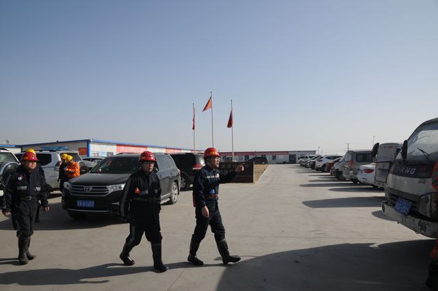 建設集團副總經(jīng)理王明智深入掘進公司小保當項目部一線檢查指導工作