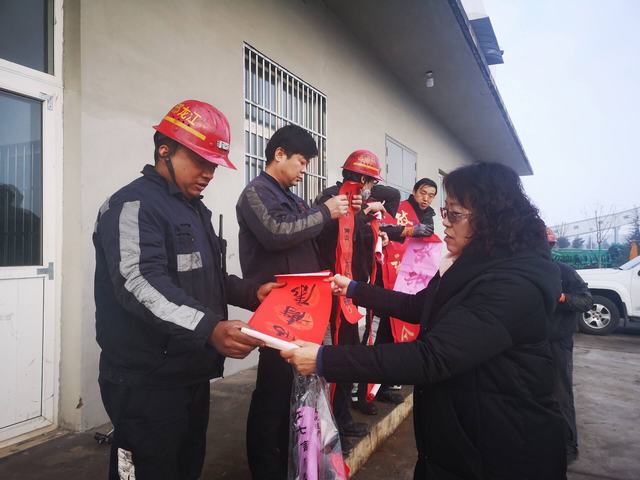 陜煤建設洗選煤運營公司澄合山陽運營項目部黨支部“春聯(lián)”送給一線職工