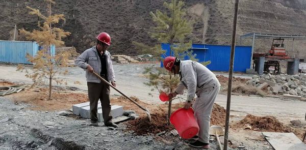 陜煤建設(shè)天工公司安裝三部開展“綠色施工、美化家園”義務(wù)植樹活動(dòng)