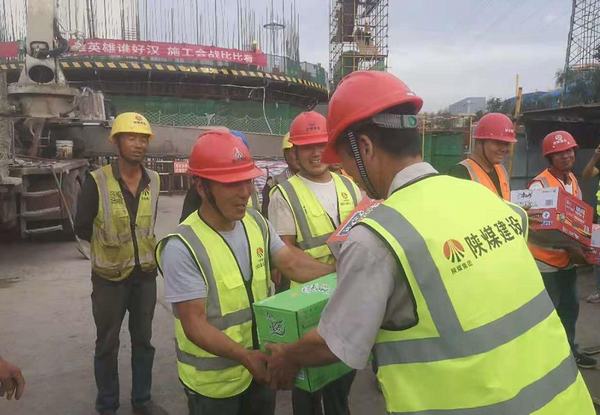 陜煤建設(shè)銅煤公司第二十一項(xiàng)目部開(kāi)展慰問(wèn)一線勞務(wù)工人為施工會(huì)戰(zhàn)助力加碼