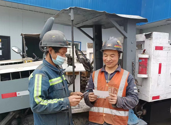 陜煤建設機電安裝公司建莊項目部：崗位“雙紅線” 告知卡接地氣