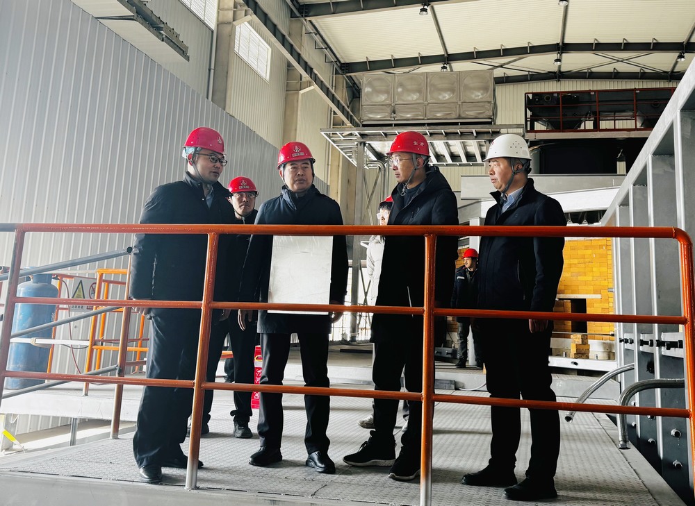 陜西建材科技集團(tuán)黨委書記、董事長、總經(jīng)理周紅深入天工公司基層項(xiàng)目部進(jìn)行慰問