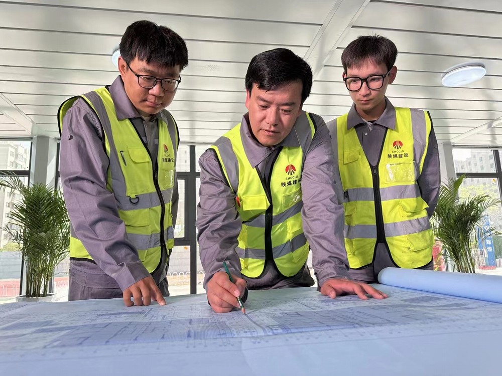 陜煤建設(shè)者勇?lián)?dāng)?施工一線譜華章