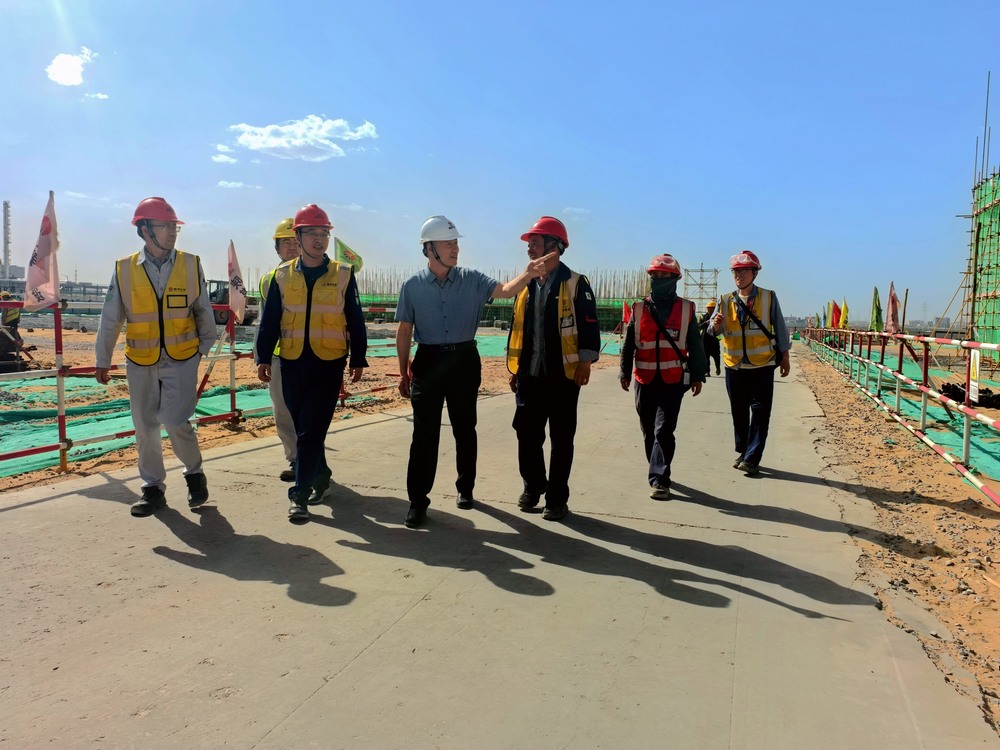 陜煤集團基本建設(shè)管理部高級主任師黃社民深入陜煤建設(shè)銅煤公司承建的榆林化學二期項目檢查指導工作