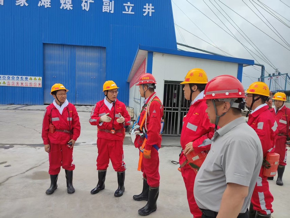 趙文革深入陜煤建設(shè)礦建二公司曹家灘副立井項目調(diào)研