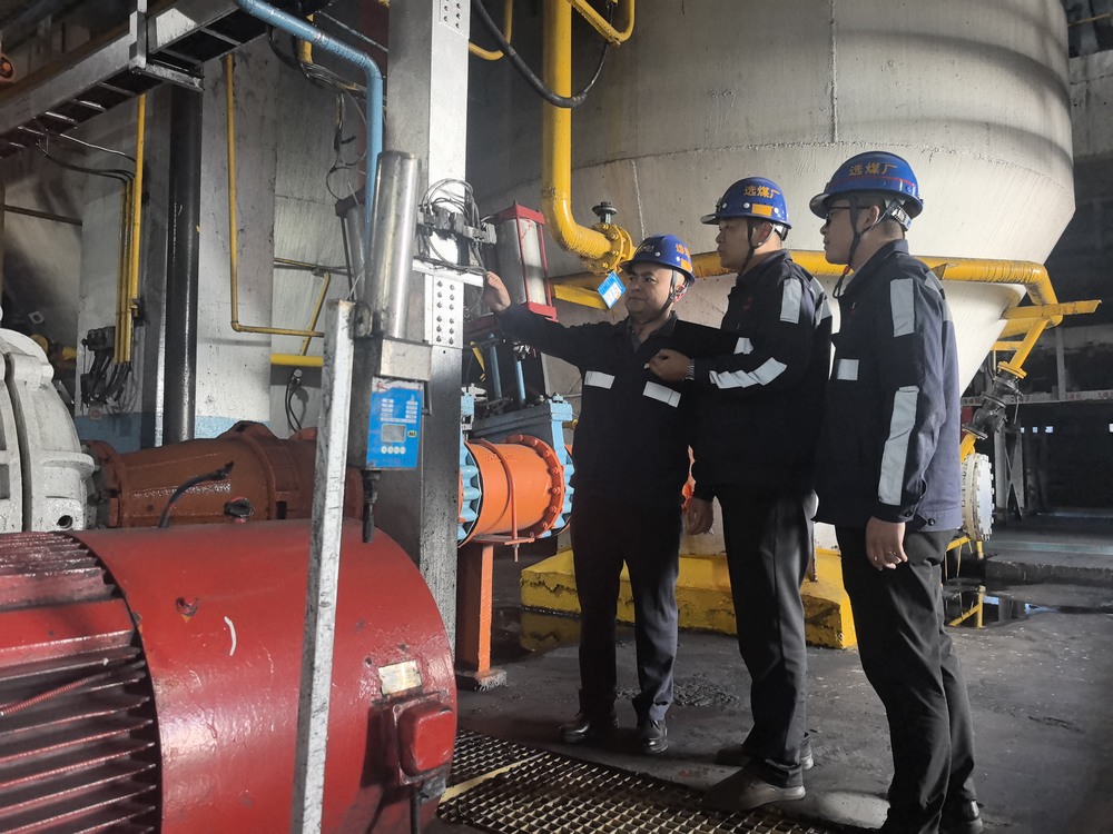 陜煤建設(shè)洗選煤運(yùn)營(yíng)公司:雨幕中的堅(jiān)守者