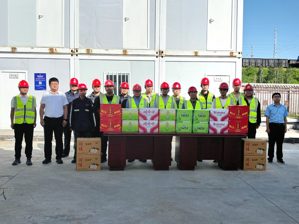 陜西小保當(dāng)?shù)V業(yè)有限公司總經(jīng)理薛曉強(qiáng)一行深入陜煤建設(shè)第二直屬項(xiàng)目部開展“送清涼”慰問活動