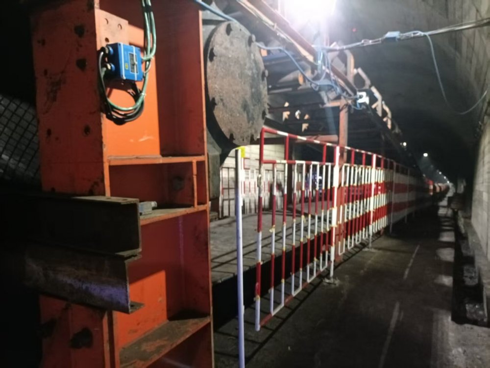 秋實(shí)映礦建!陜煤建設(shè)韓城分公司安裝第四項(xiàng)目部 施工的大佛寺礦4煤西部膠帶大巷二部帶式輸送機(jī)延伸設(shè)備安裝工程圓滿通過竣工預(yù)驗(yàn)收