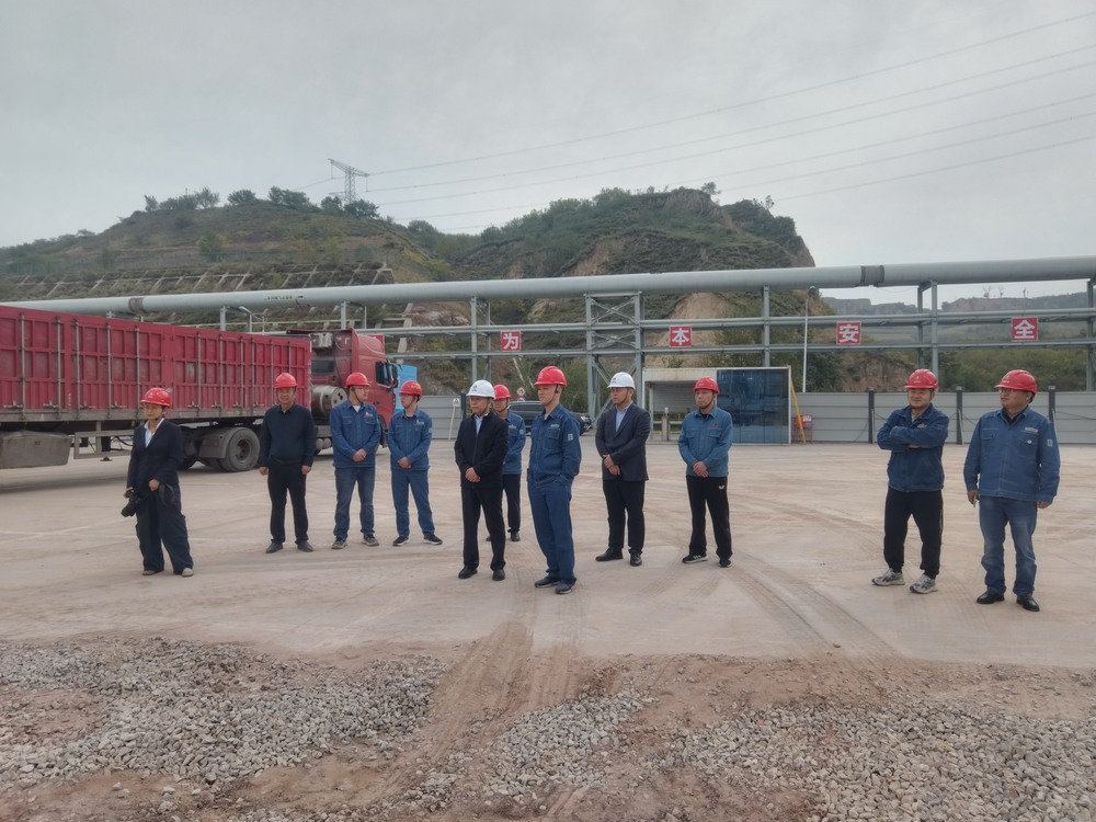 陜煤集團(tuán)府谷能源開發(fā)有限公司黨委書記、 董事長(zhǎng)李寧蒞臨陜西新元潔能有限公司電石廠電池儲(chǔ)能調(diào)峰項(xiàng)目檢查指導(dǎo)工作