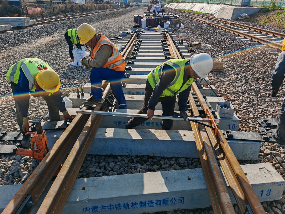 陜煤建設(shè)路橋分公司黃陵項(xiàng)目部“雙線”攻堅(jiān)助力施工提速